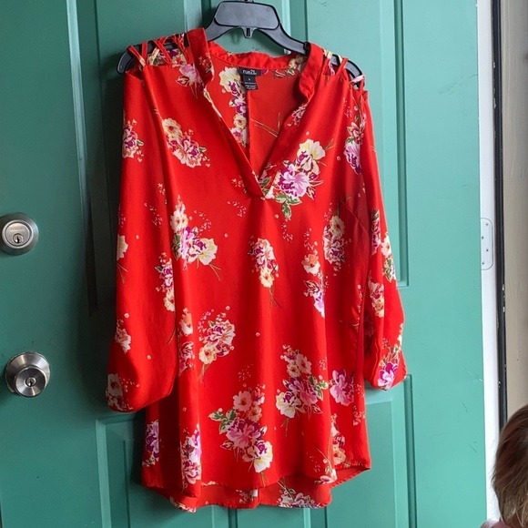 Rue21 Tops - Rue 21 size large red floral top excellent condition